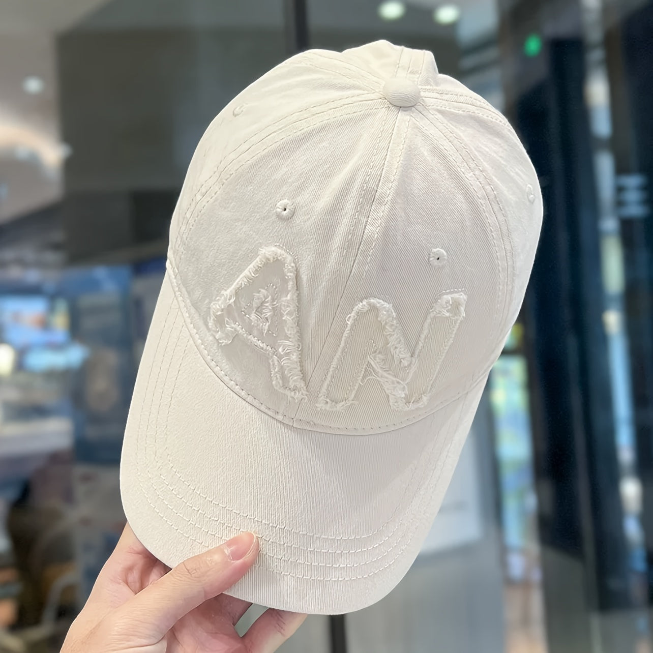 A New Women'S Pink Baseball Cap with Large Letter Embroidery, Suitable for Both Men And Women in Spring And Autumn, a Korean-Style Versatile Cap That Makes The Face Look Smaller, an Ideal Gift Choice for Fashionable Couples.