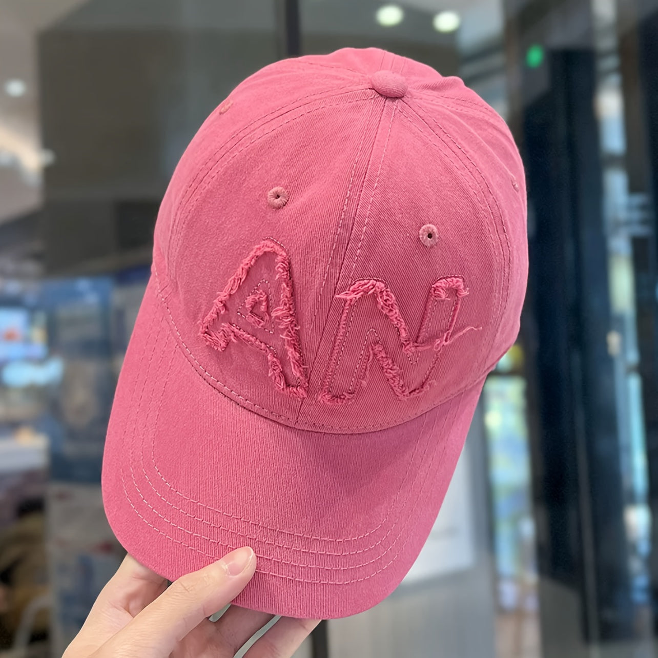 A New Women'S Pink Baseball Cap with Large Letter Embroidery, Suitable for Both Men And Women in Spring And Autumn, a Korean-Style Versatile Cap That Makes The Face Look Smaller, an Ideal Gift Choice for Fashionable Couples.