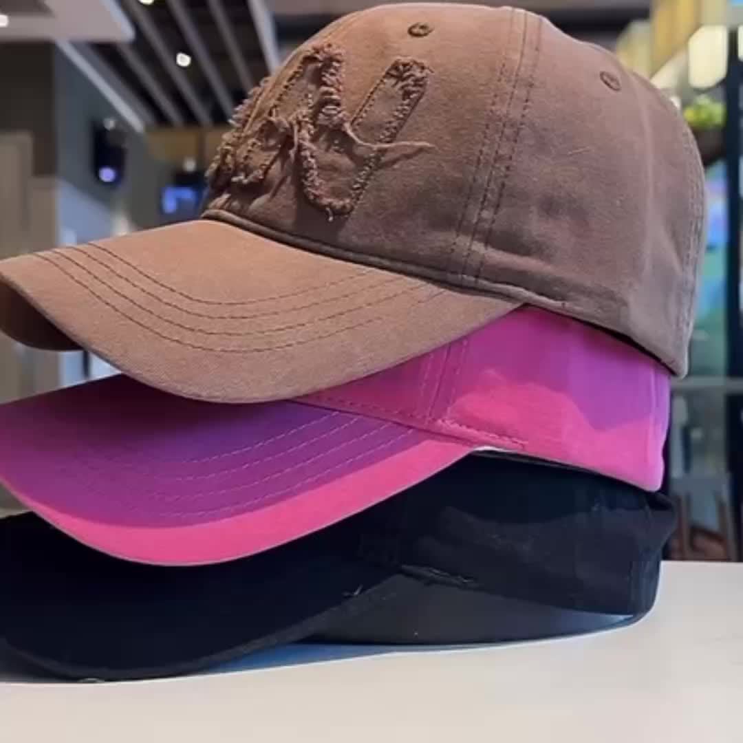 A New Women'S Pink Baseball Cap with Large Letter Embroidery, Suitable for Both Men And Women in Spring And Autumn, a Korean-Style Versatile Cap That Makes The Face Look Smaller, an Ideal Gift Choice for Fashionable Couples.