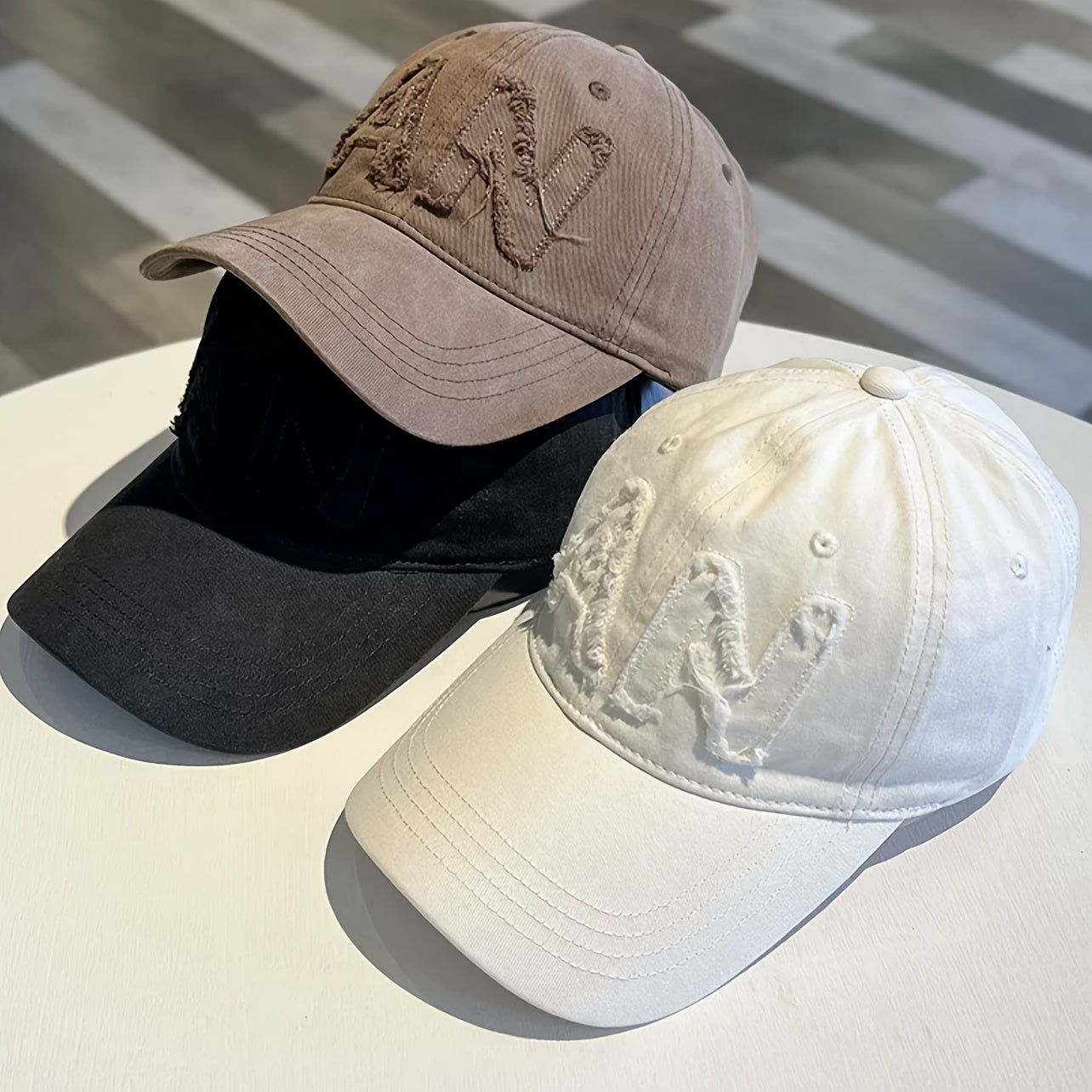 A New Women'S Pink Baseball Cap with Large Letter Embroidery, Suitable for Both Men And Women in Spring And Autumn, a Korean-Style Versatile Cap That Makes The Face Look Smaller, an Ideal Gift Choice for Fashionable Couples.