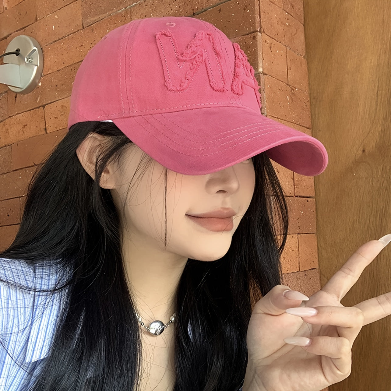 A New Women'S Pink Baseball Cap with Large Letter Embroidery, Suitable for Both Men And Women in Spring And Autumn, a Korean-Style Versatile Cap That Makes The Face Look Smaller, an Ideal Gift Choice for Fashionable Couples.