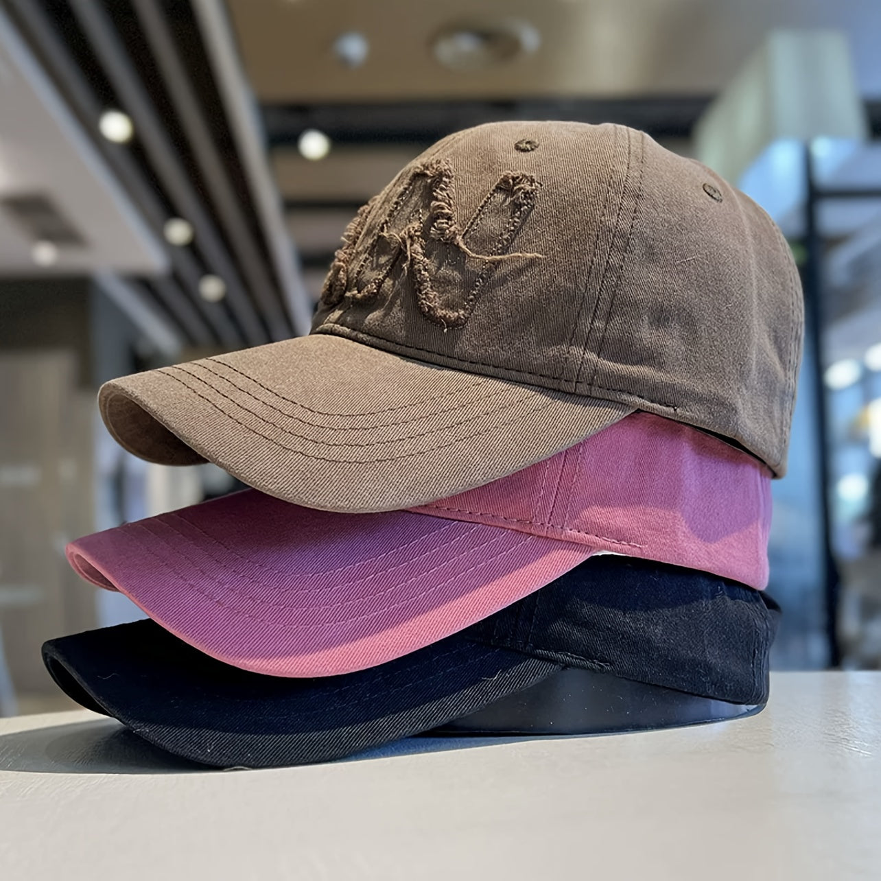 A New Women'S Pink Baseball Cap with Large Letter Embroidery, Suitable for Both Men And Women in Spring And Autumn, a Korean-Style Versatile Cap That Makes The Face Look Smaller, an Ideal Gift Choice for Fashionable Couples.
