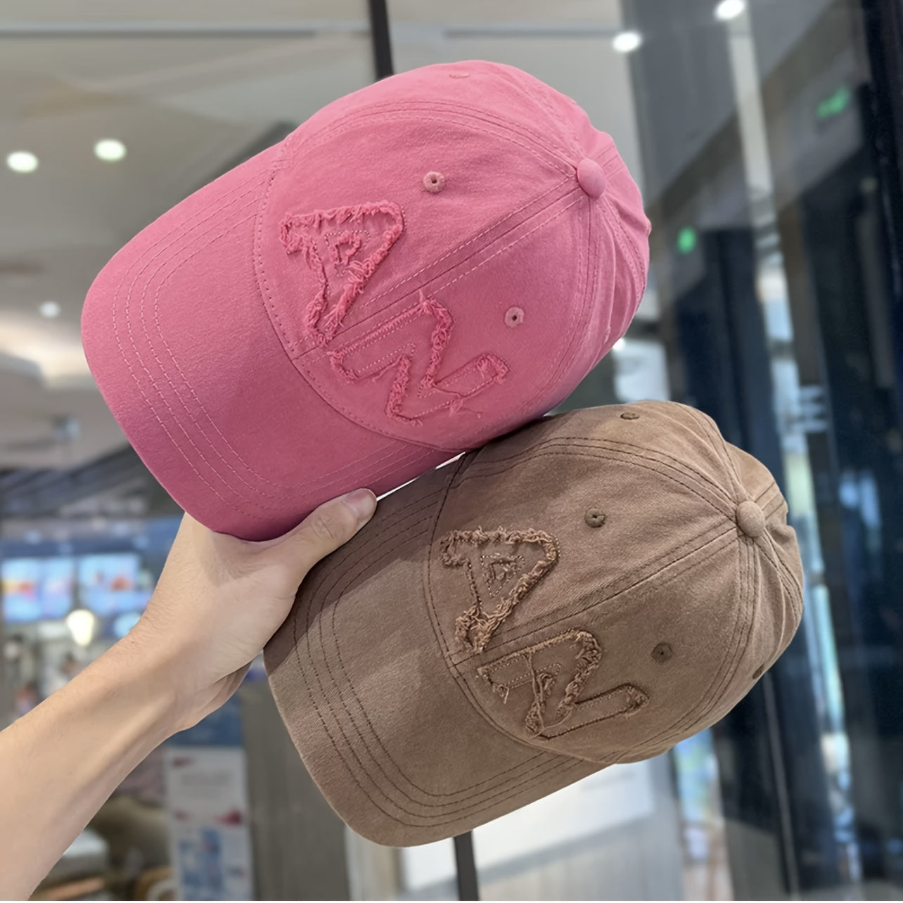 A New Women'S Pink Baseball Cap with Large Letter Embroidery, Suitable for Both Men And Women in Spring And Autumn, a Korean-Style Versatile Cap That Makes The Face Look Smaller, an Ideal Gift Choice for Fashionable Couples.